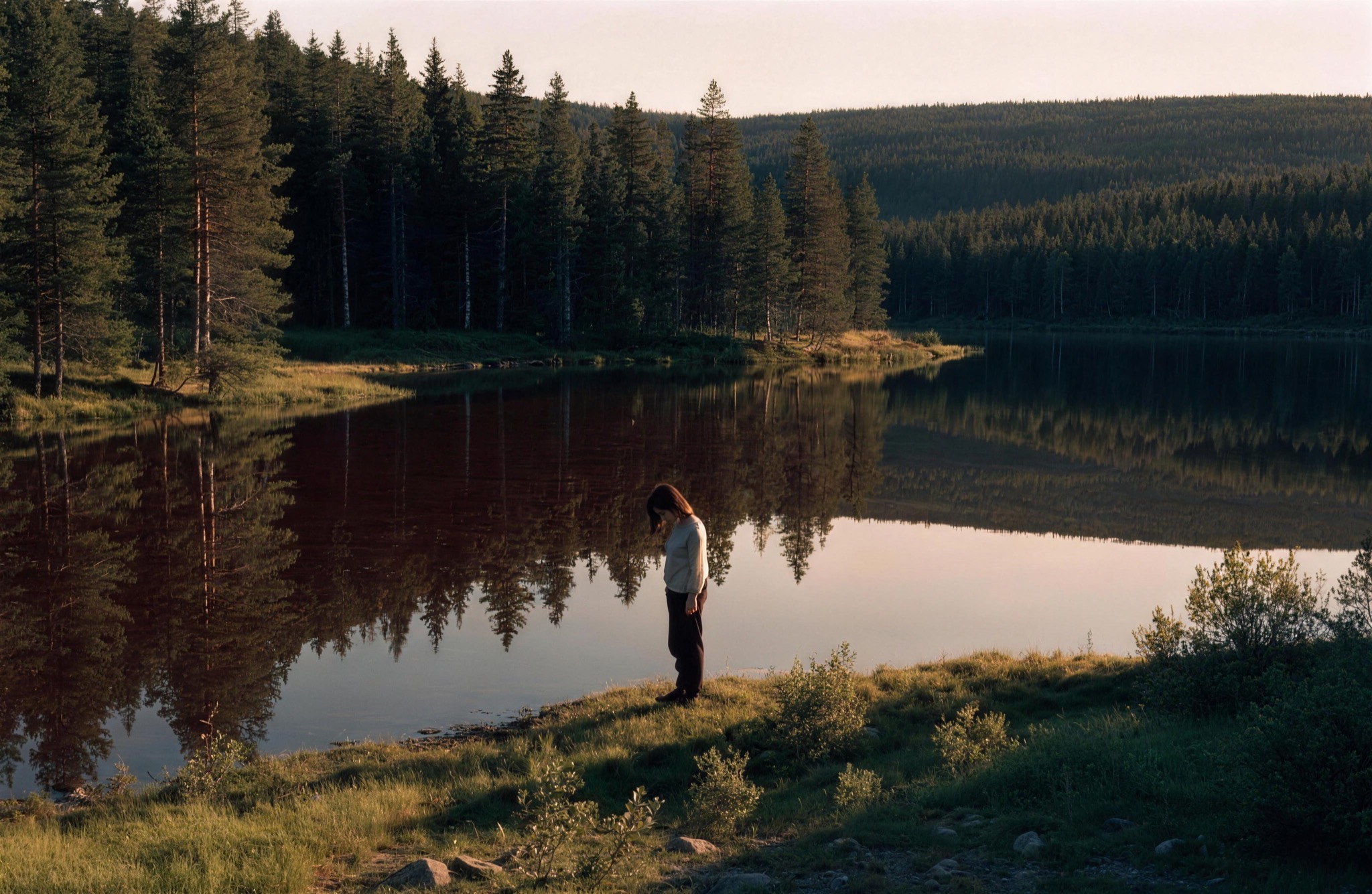 Stillness by the lake in the midnight sun